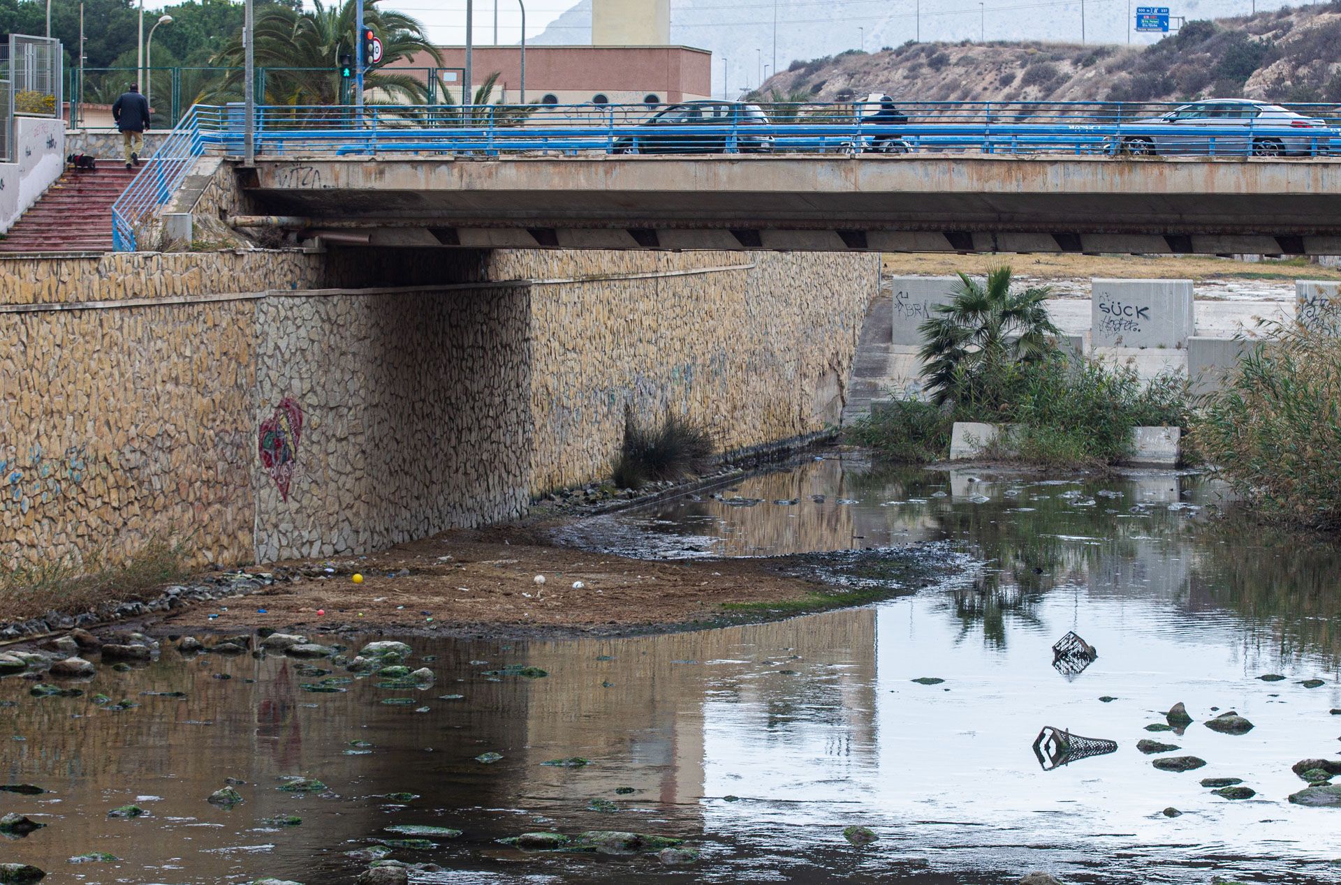 Los vecinos exigen la limpieza del Barranco de las Ovejas