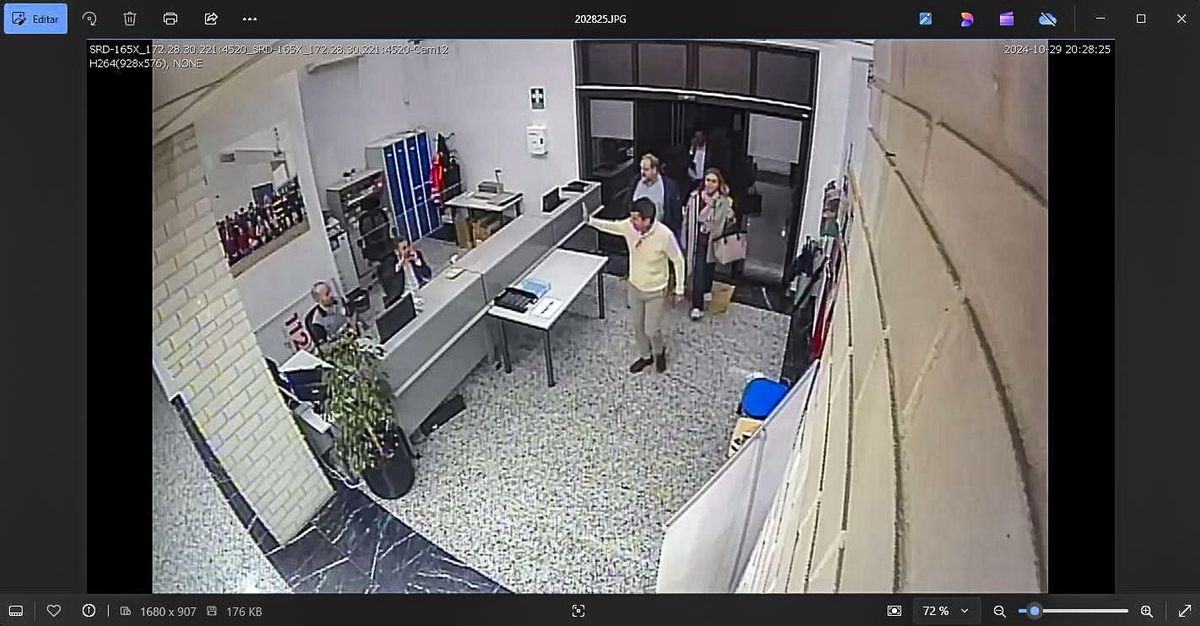 La Generalitat muestra la imagen del momento de la llegada de Mazón al Cecopi a las 20.28 horas La Generalitat muestra la imagen del momento de la llegada de Mazón al Cecopi a las 20.28 horas