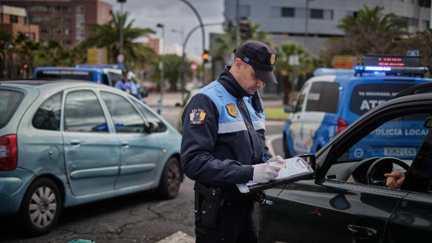 Un agente de la Policía Local durante uno de los controles de las últimas semanas.