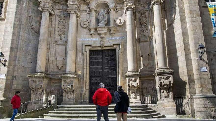 Puertas cerradas en la iglesia de Santa Eufemia, y advertencias por el coronavirus en el tanatorio As Burgas. // Carlos Peteiro