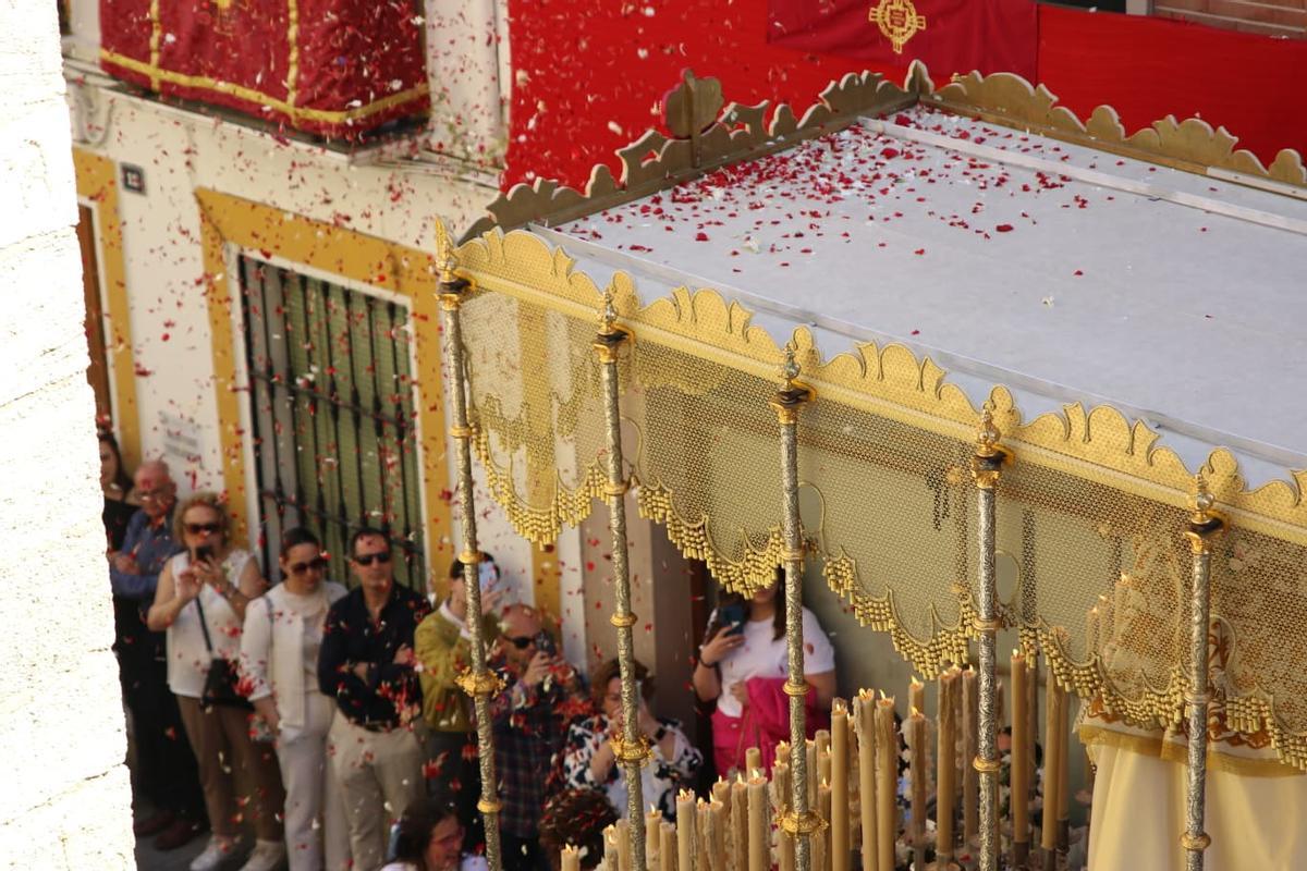 Lluvia de pétalos sobre la Virgen de la Paz en Montilla.