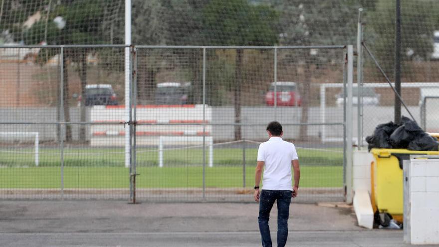 Marcelino, el pasado miércoles, camino de su coche en su despedida de la ciudad deportiva.