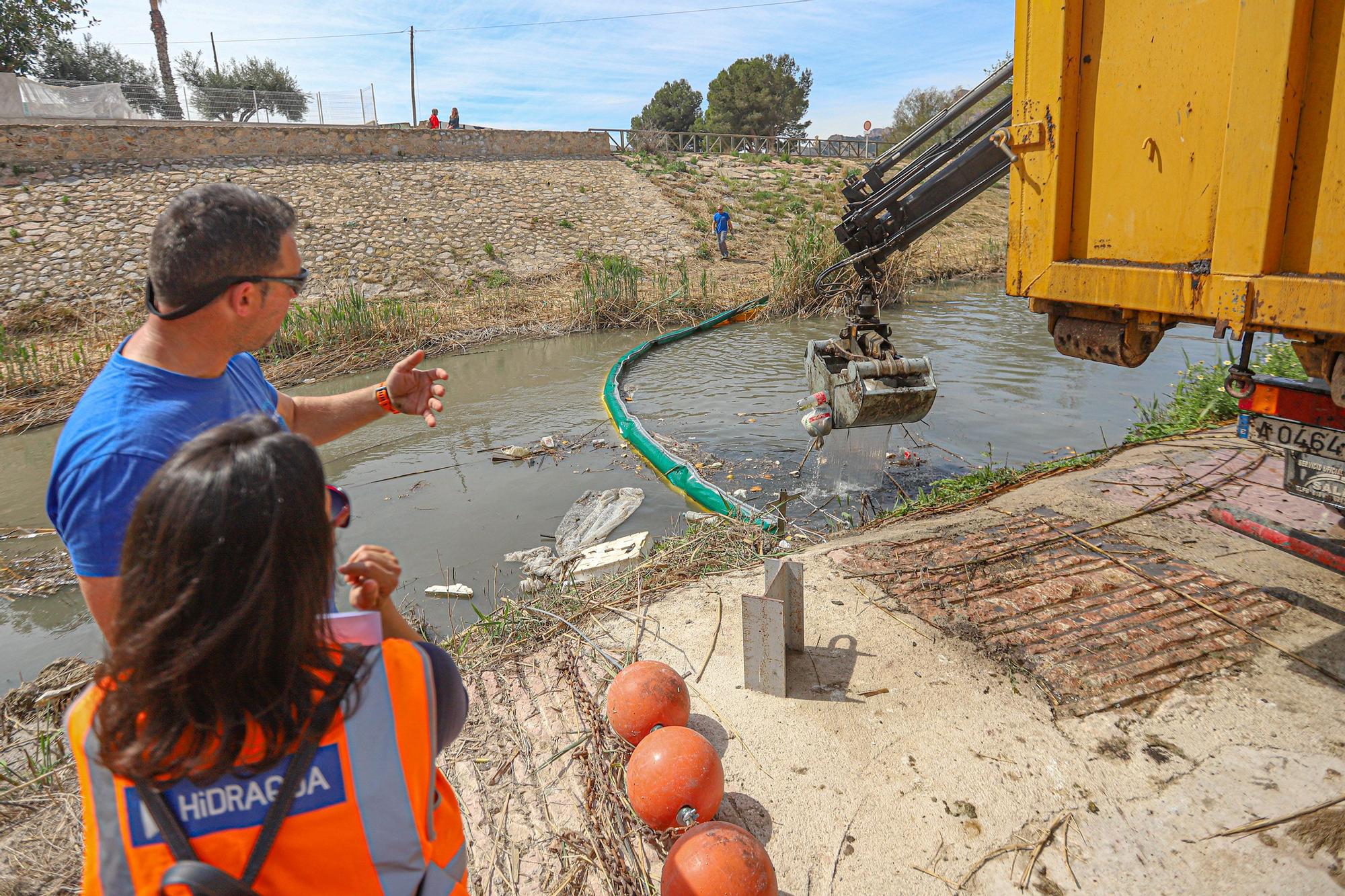 Instalación de una nueva barrera flotante en el Rio Segura