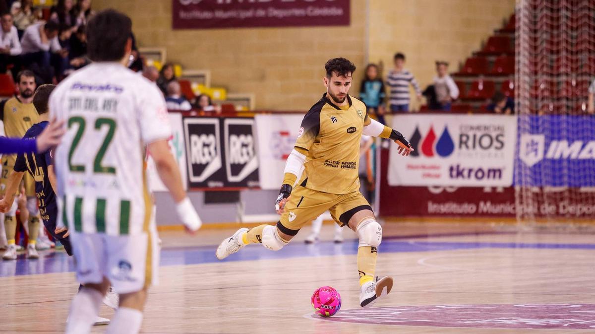El portero cordobés Víctor golpea el balón en un partido de esta temporada.