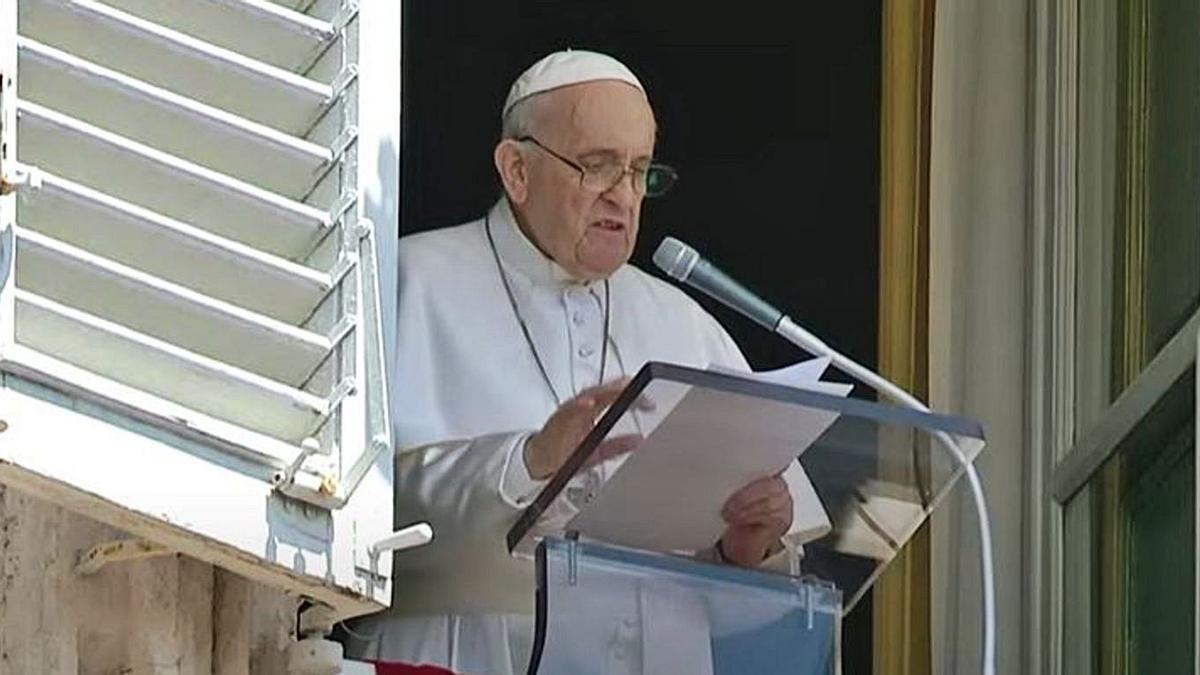 El Papa, rezando el ángelus en la plaza de San Pedro, ayer, tras su operación de colon. |   // EUROPA PRESS