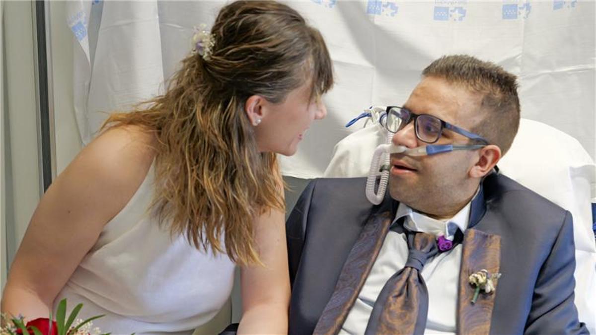 Boda a l’uci: l’Esther i el Javier es donen el ‘sí, vull’ en una emocionant cerimònia organitzada pels sanitaris