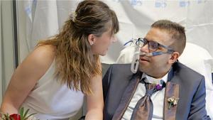 Boda a l’uci: l’Esther i el Javier es donen el ‘sí, vull’ en una emocionant cerimònia organitzada pels sanitaris