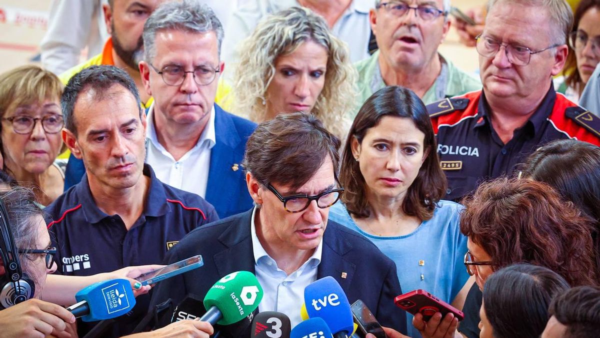 El president de la Generalitat, Salvador Illa, junto a la consellera Núria Parlon, este miércoles en Guissona
