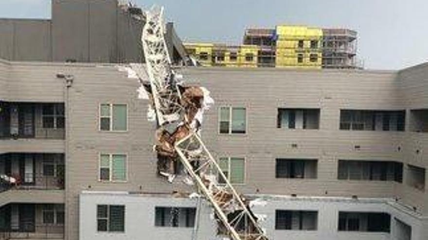 Cae una grúa sobre sobre un edificio en Dallas y deja al menos un muerto