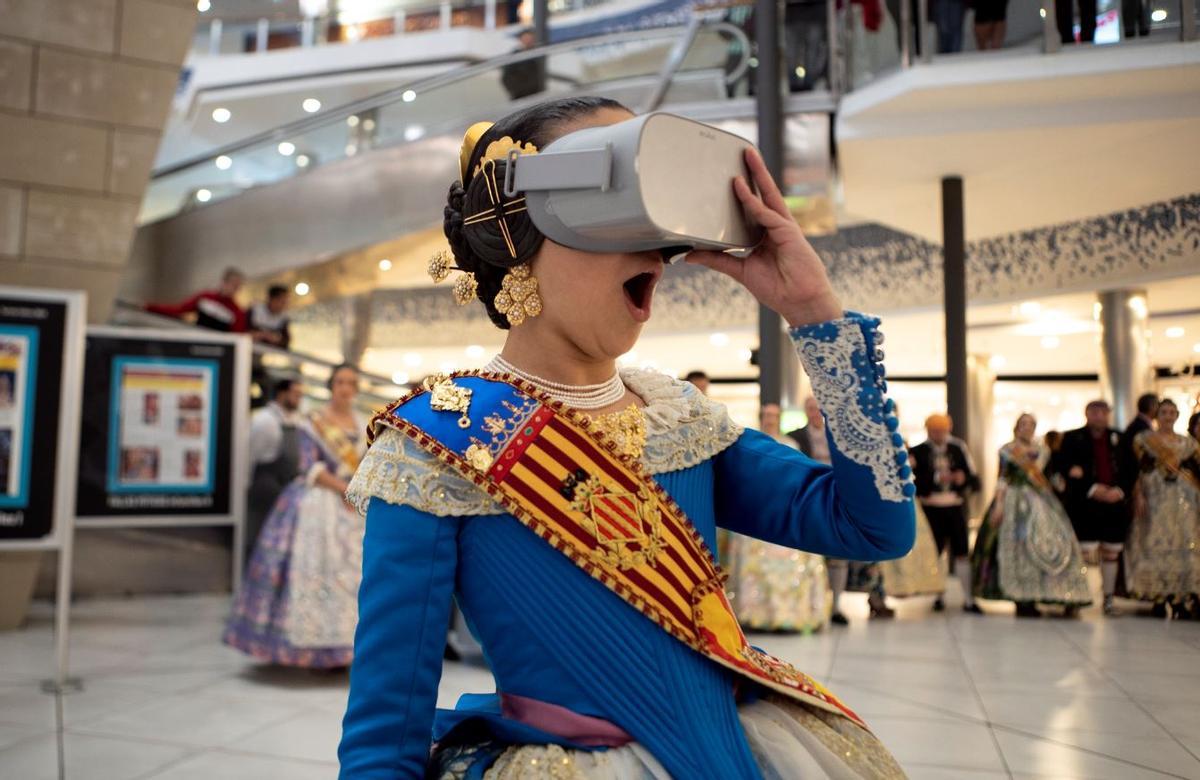 Sara Larrazábal, FMIV 2019, en una exhibición de realidad virtual en el Centro Comercial el Saler