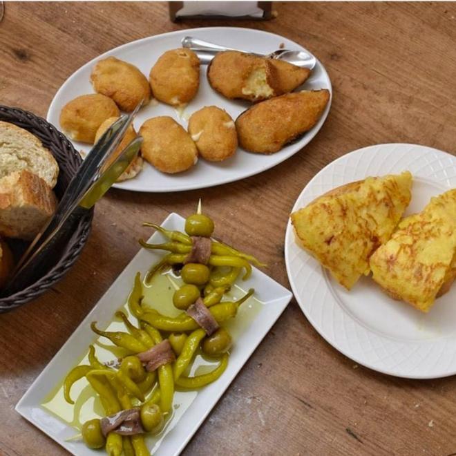 Platos, con croquetas y tortilla, del Bar Masip en Ezcaray
