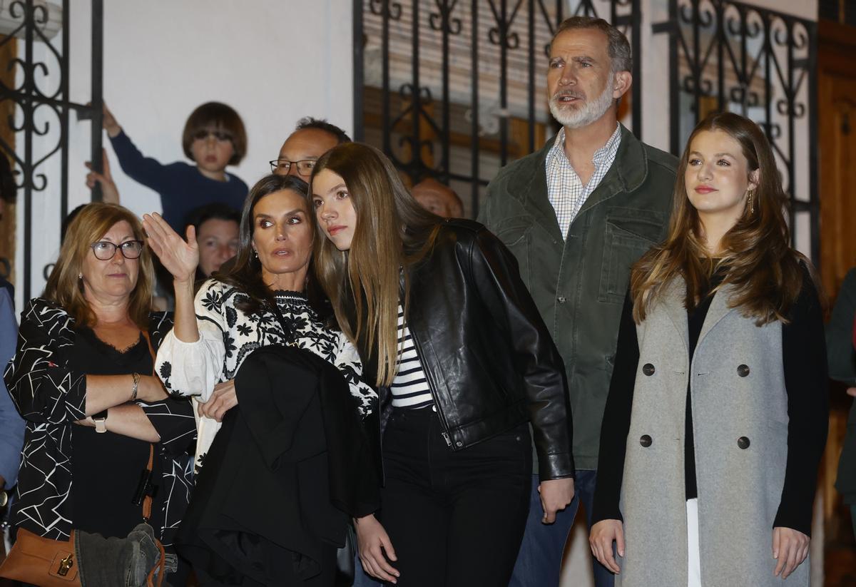 Los reyes y sus hijas asisten a La Pasión de Cristo en Chinchón