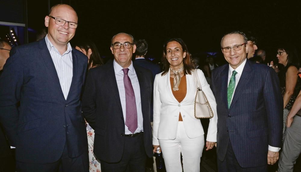 El director de la Fundación Impulsa, Antoni Riera; el director general de gestión de Prensa Ibérica en Balears, José Manuel Atiénzar; la presidenta ejecutiva de la Federación Empresarial Hotelera de Mallorca, Inmaculada Benito; y el presidente del Grupo Prensa Ibérica, Javier Moll, durante un momento de la fiesta posterior a la entrega de los premios.