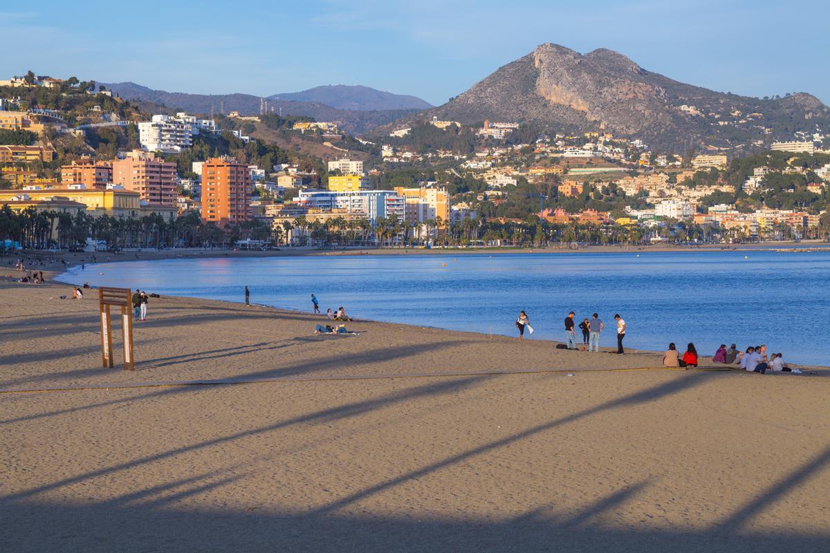 Una vista panorámica de la amplia playa de Malagueta muestra a los turistas en la arena con los edificios costeros de la ciudad