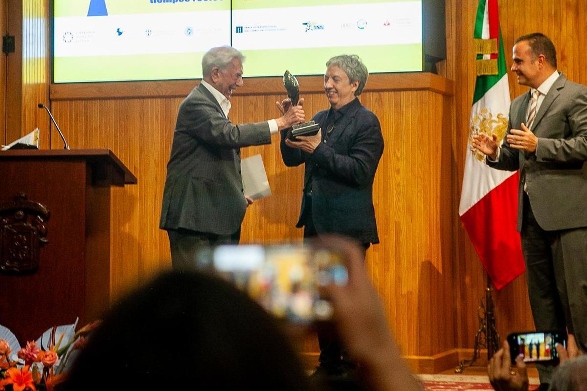 Mario Vargas Llosa entrega el Premio de la Bienal de Novela, al escritor mexicano David Toscana en 2023.