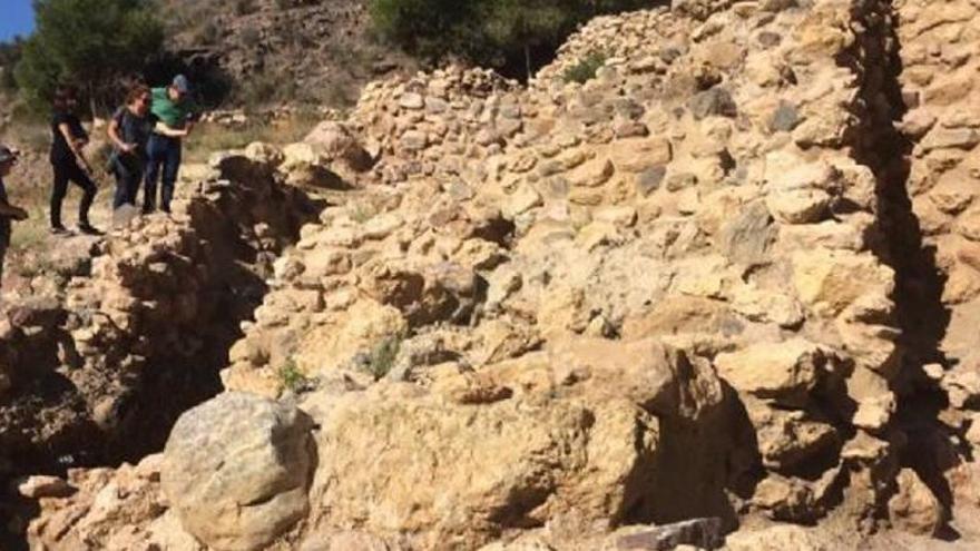 La muralla del yacimiento de La Bastida, en la que se está trabajando actualmente.