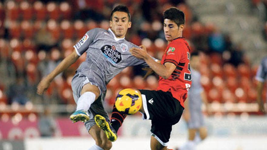 Marco Asensio disputa la pelota con un rival del Lugo el sábado en Son Moix.