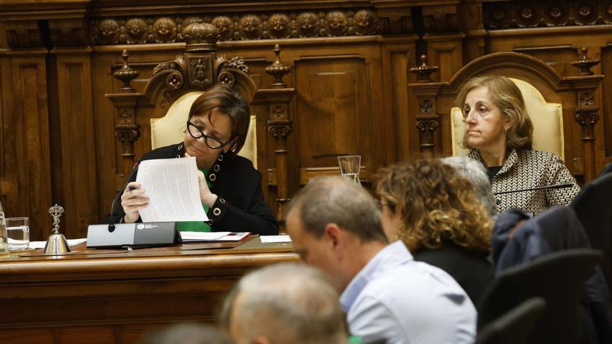 Carmen Moriyón consulta una documentación ante la mirada de la interventora. | ÁNGEL GONZÁLEZ