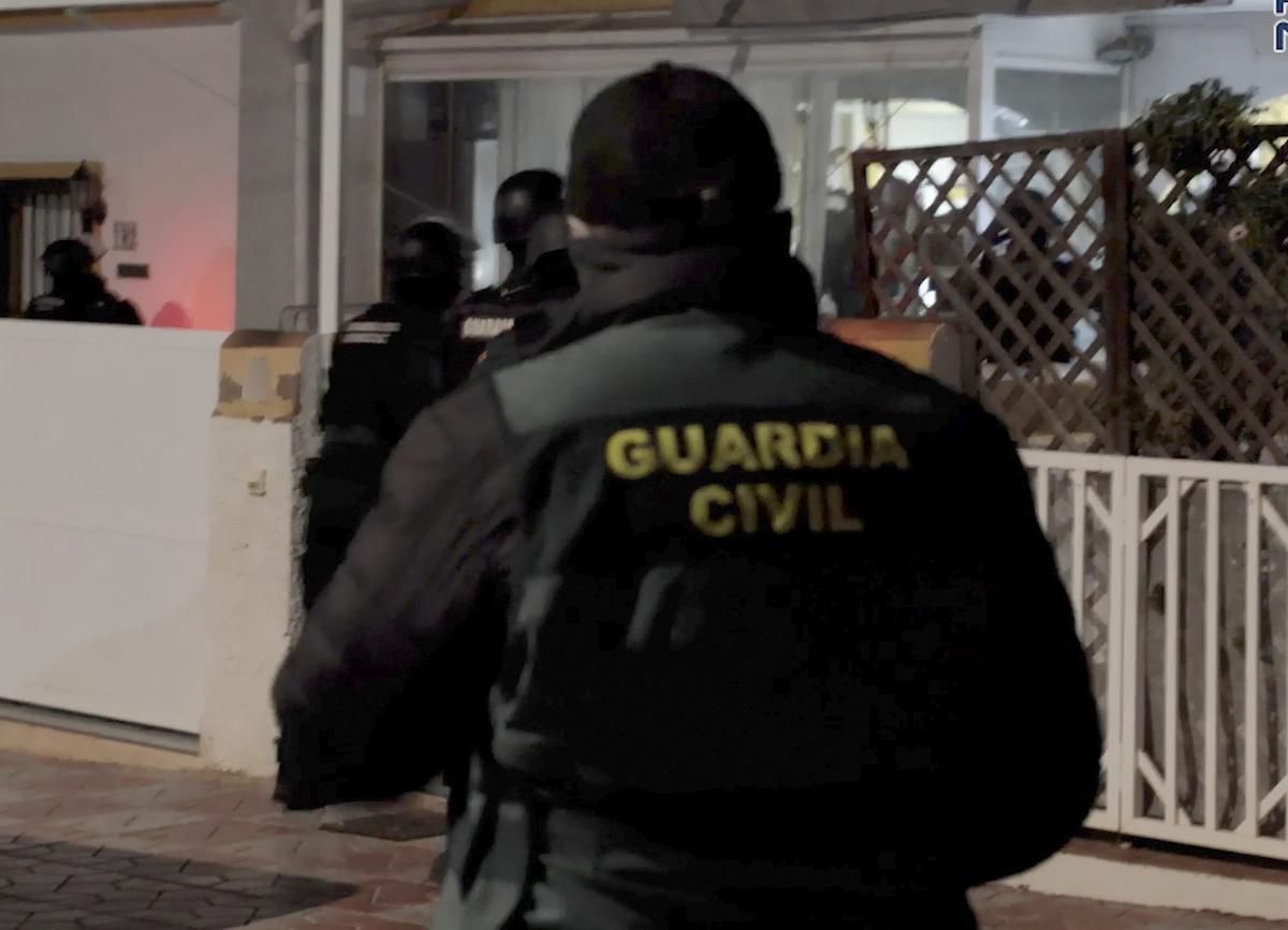 Agentes de la Guardia Civil en uno de los registros
