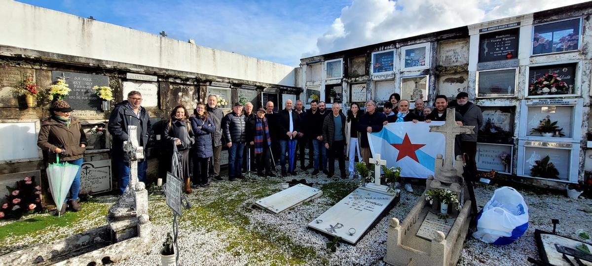 Asistentes á ofrenda floral ante a tumba de Manoel Antonio.