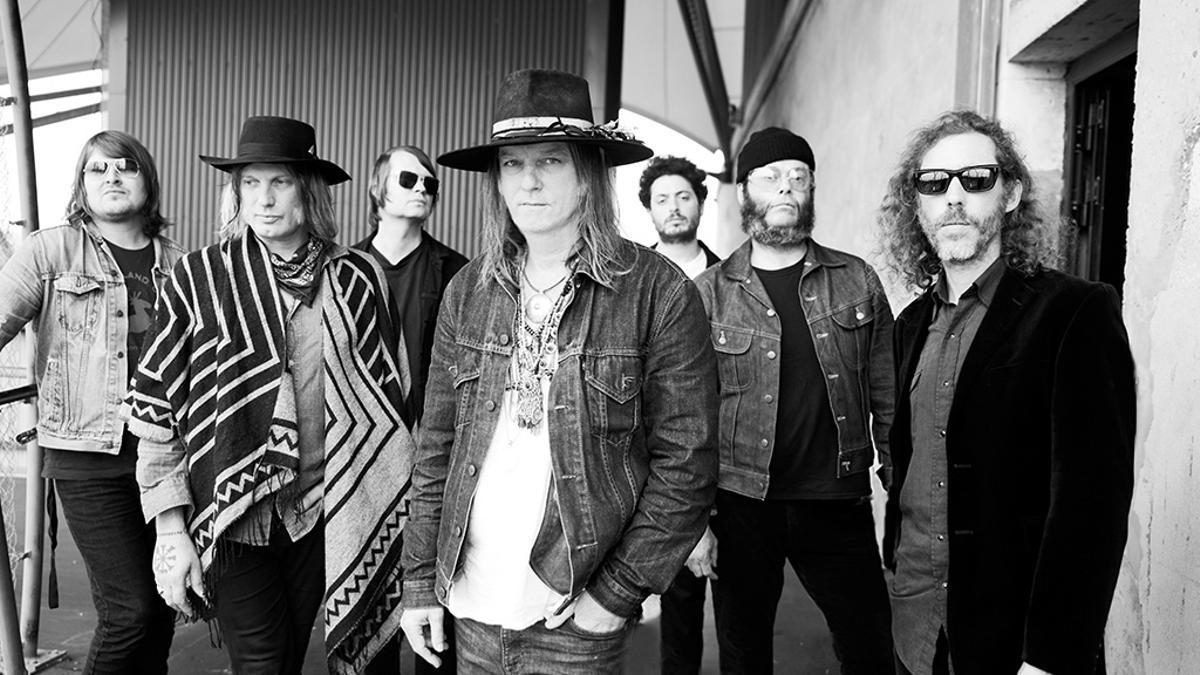 The Brian Jonestown Massacre, con Andrew Newcombe en el centro.