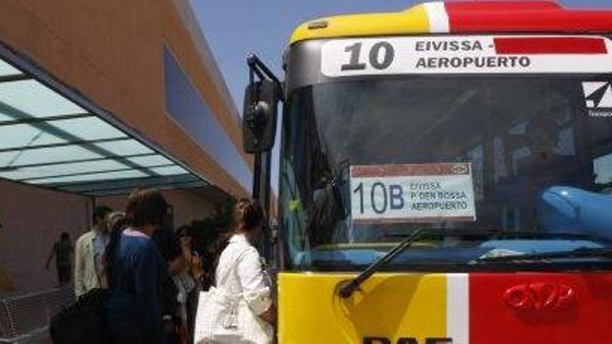 Un grupo de pasajeros, en una imagen de archivo, sube al autobús en la parada del aeropuerto.