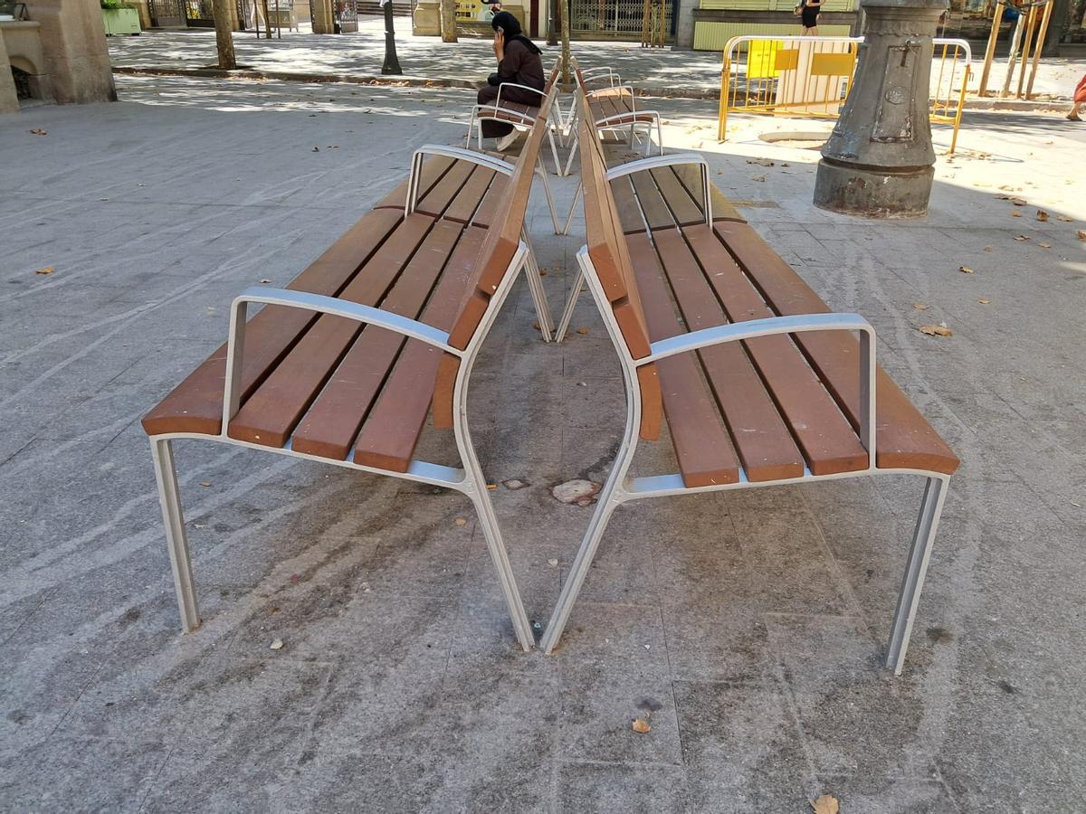 Una de les 60 unitats de bancs i cadires