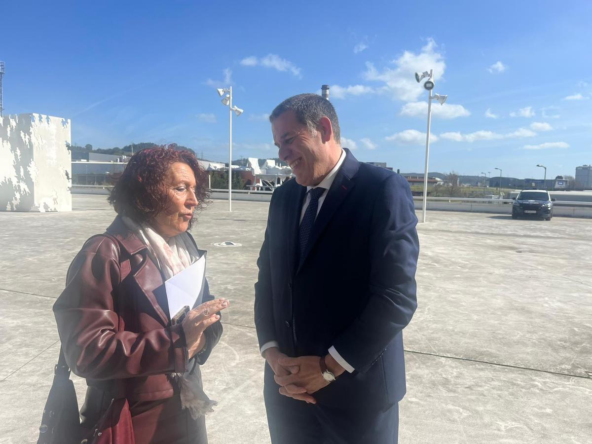 Cecilia Pérez, hablando con José Antonio García.