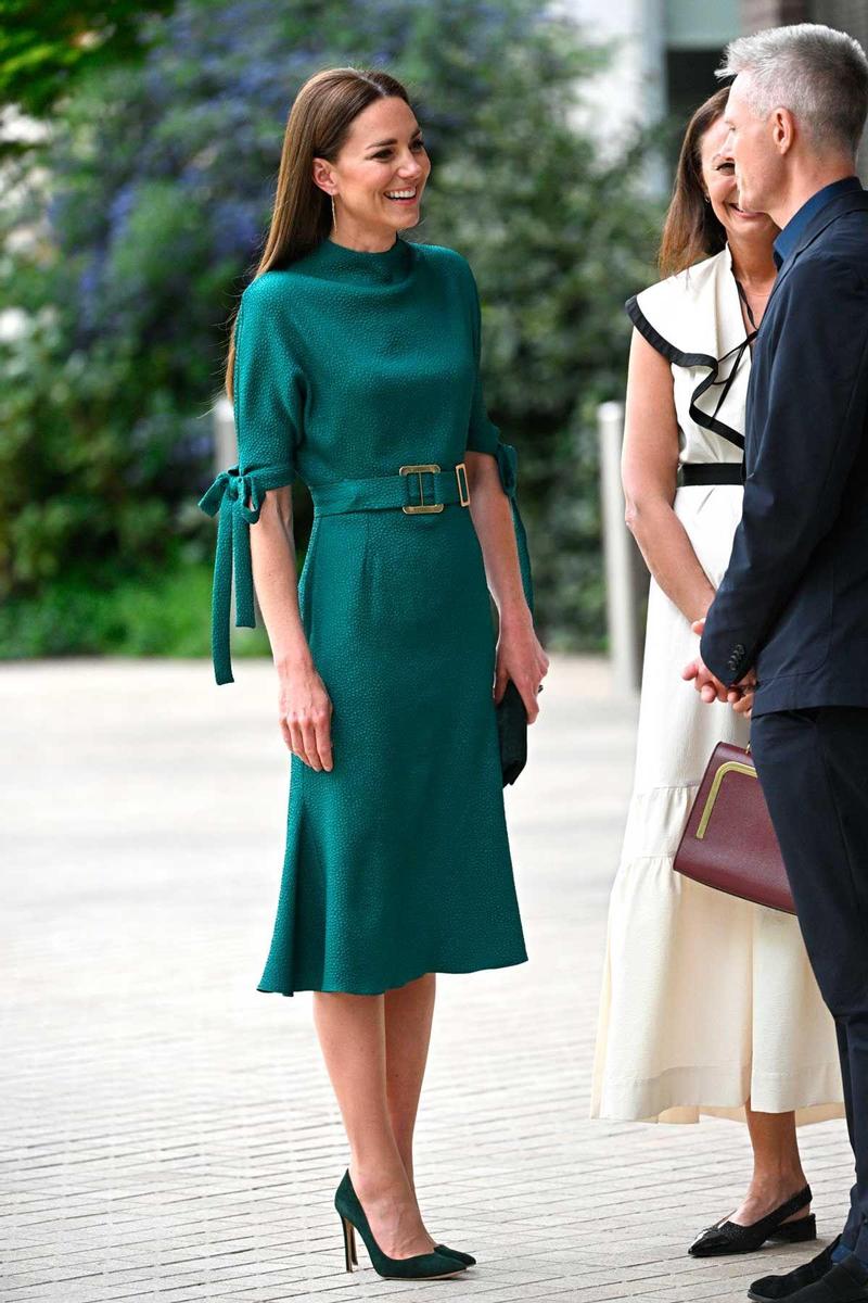 El look de Kate Middleton con vestido de Edeline Lee, accesorios de Emmy London y pendientes de Nadia Irena