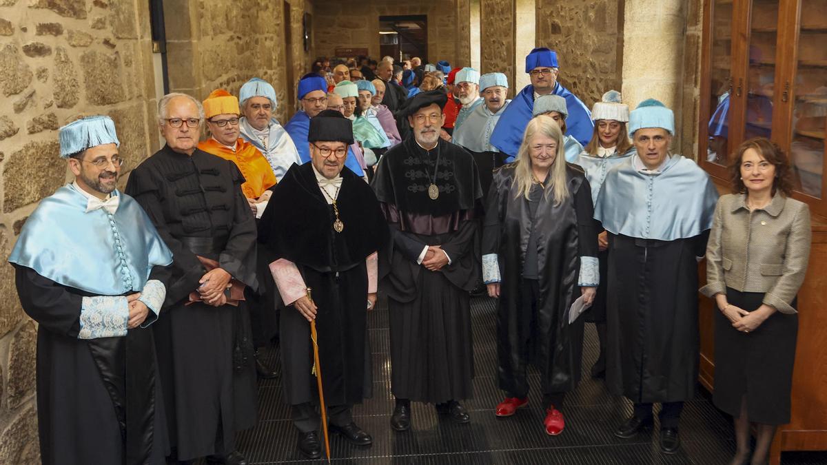 La especialista y divulgadora de la Antigüedad Clásica Mary Beard (3d) e Ivo Castro (2-i) posan con los profesores y rector de la Universidad Compostelana, Antonio López (3-i) antes de ser investidos como doctores honoris causa en un acto celebrado en el Paraninfo de la Facultad de Historia.