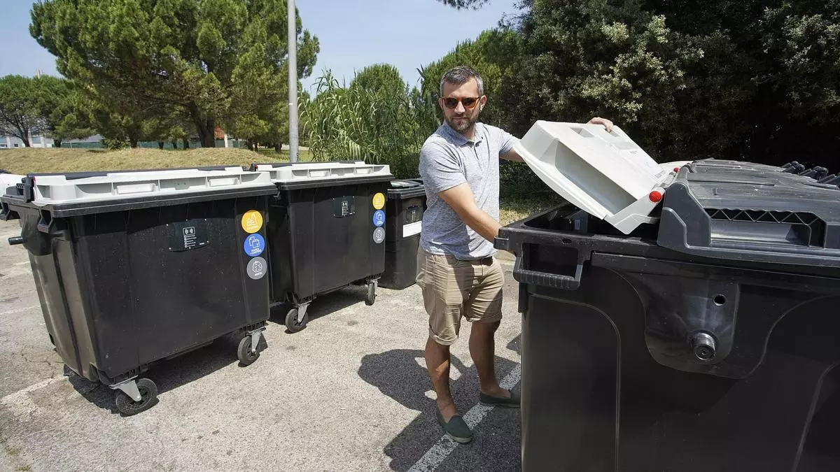 Instal·len els contenidors comunitaris en una zona de Palau i una de Taialà
