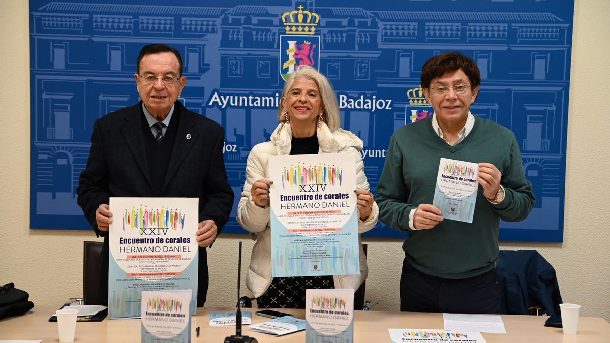 La concejala de Cultura, Paloma Morcillo, presenta el encuentro de corales junto a los directores Emilio González y Vicente Soler.