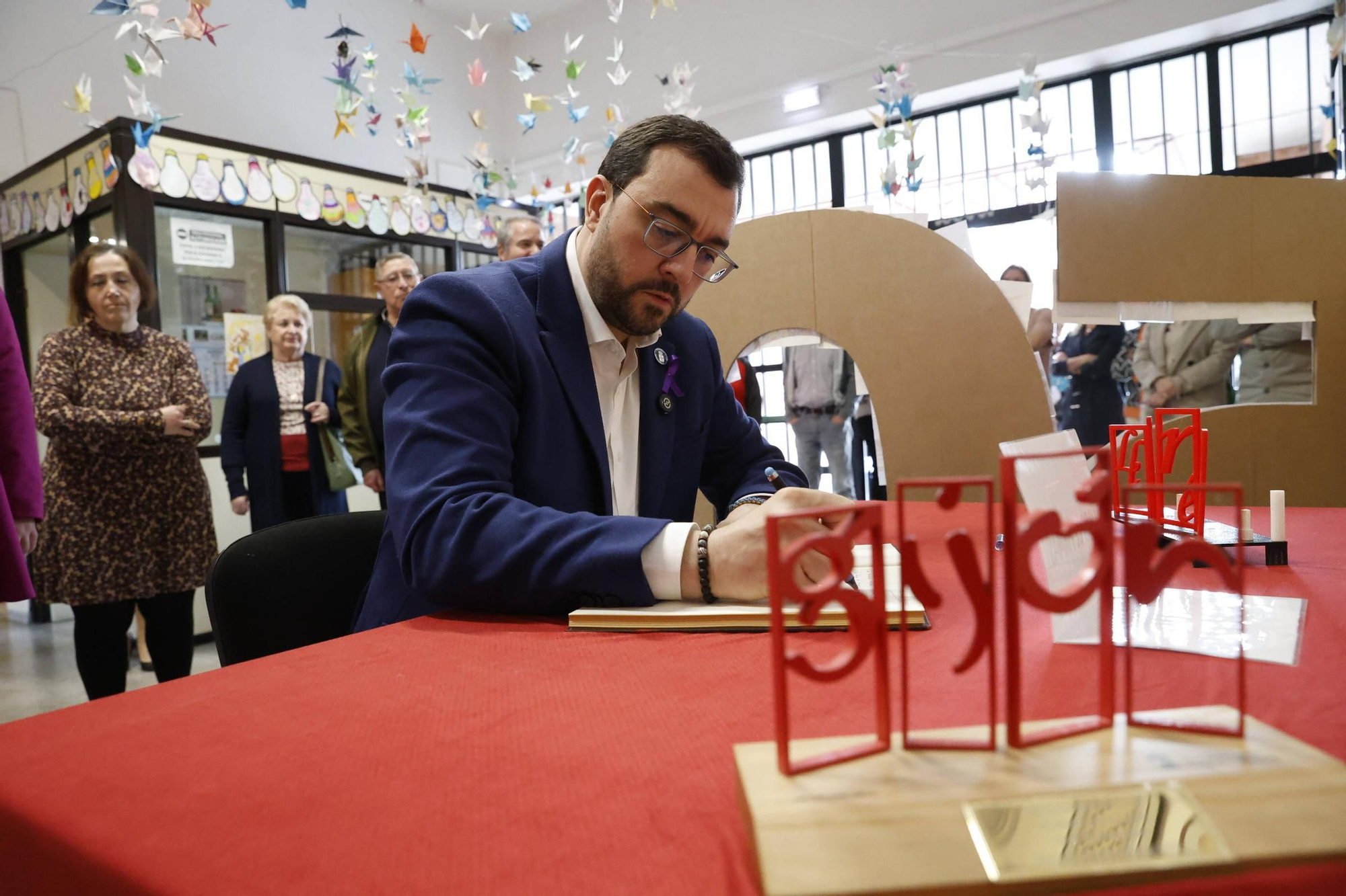 La visita de Adrián Barbón al colegio Lloréu, en Gijón