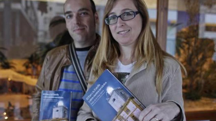 Un matrimonio ilicitano presenta un libro centrado en la Navidad