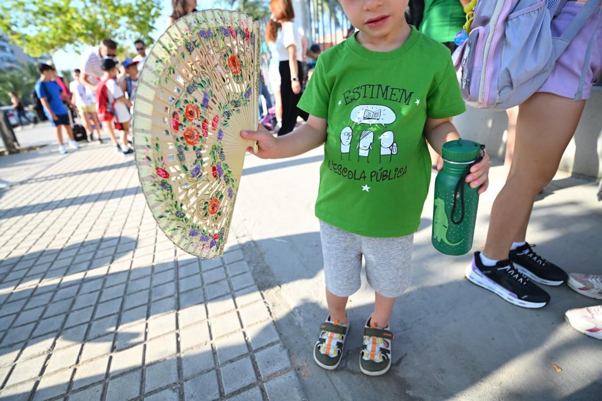 Los alumnos de Infantil del colegio Clara Campoamor de Elche han llevado abanicos y agua fría a clase