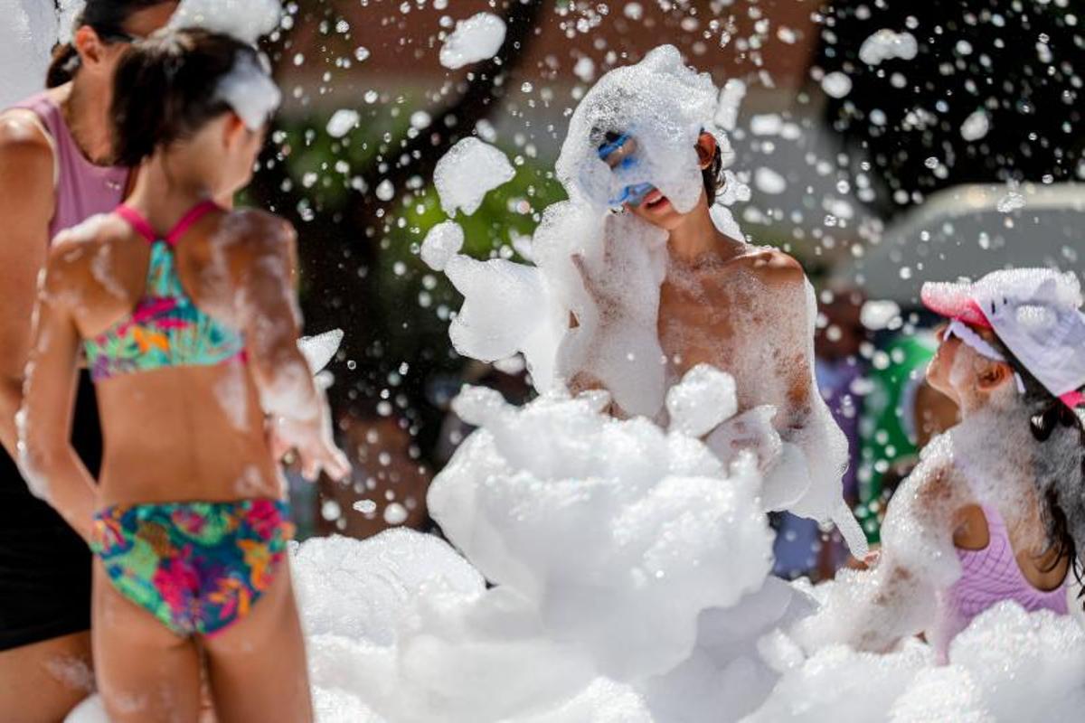 Colchonetas, fiesta de la espuma, espectáculo de magia y talleres: Todas las imágenes de la jornada de las Festes de la Terra protagonizada por los vecinos más pequeños Colchonetas, fiesta de la espuma, espectáculo de magia y talleres: Todas las imágenes de la jornada de las Festes de la Terra protagonizada por los vecinos más pequeños
