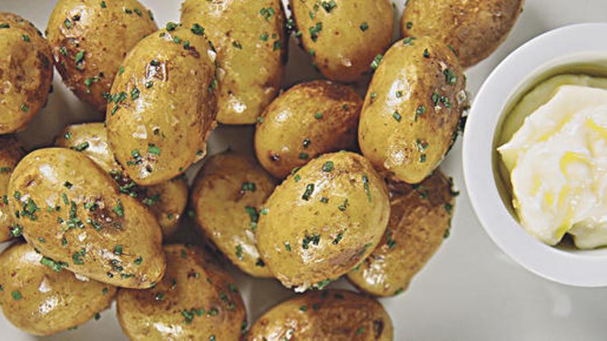Simpel, günstig, köstlich: Neue Kartoffeln werden mit ein wenig Salz und Olivenöl zu echten Leckerbissen