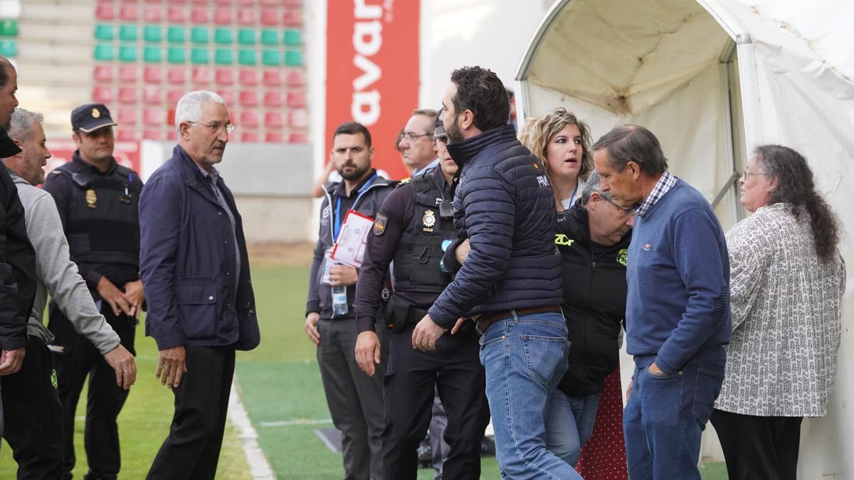 Momento en el que Aldama se dirige a los árbitros, en el Ruta de la Plata