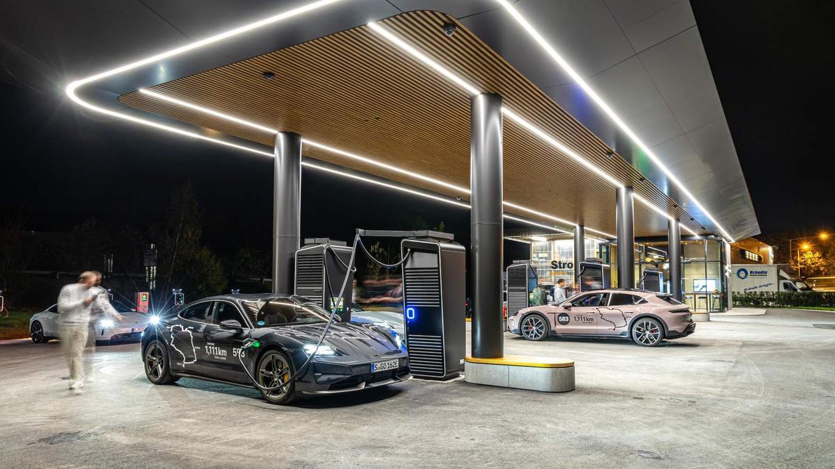 Porsche Taycan en una estación de carga.