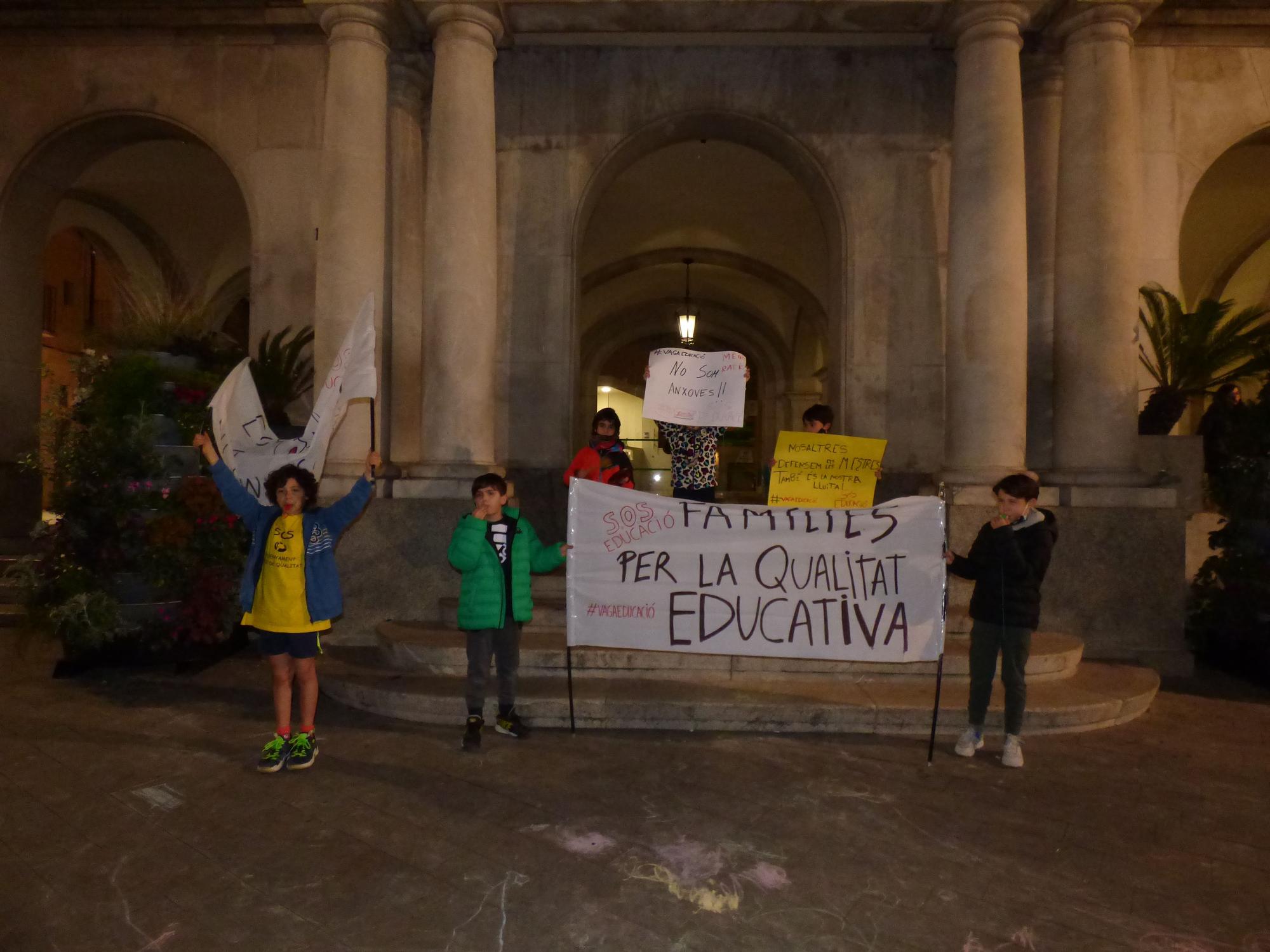 Famílies protesten amb cassoles i xiulets a la plaça de l'Ajuntament de Figueres per defensar el català