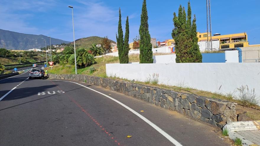 Adiós a una de las paradas de guaguas más peligrosas de Tenerife: el Cabildo mejorará el lugar donde esperan decenas de personas cada día