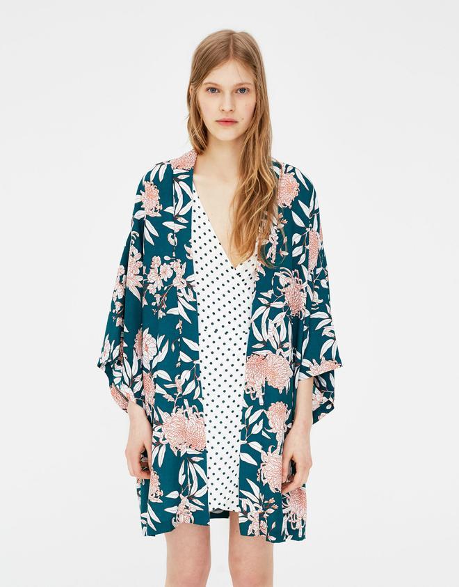 Kimono verde botella con estampado floral, de Pull&Bear