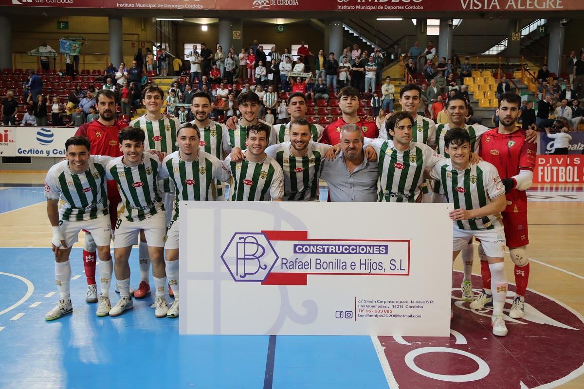 Los jugadores del Córdoba Futsal, antes del encuentro, junto al director de Vista Alegre, Pedro Urbano.