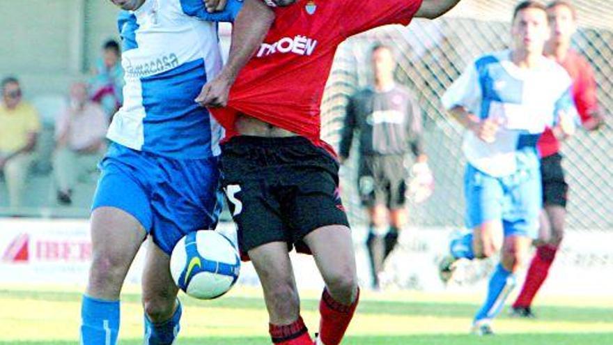 El canterano Mateo disputa un balón con un jugador del Portonovo. / J.L.Oubiña