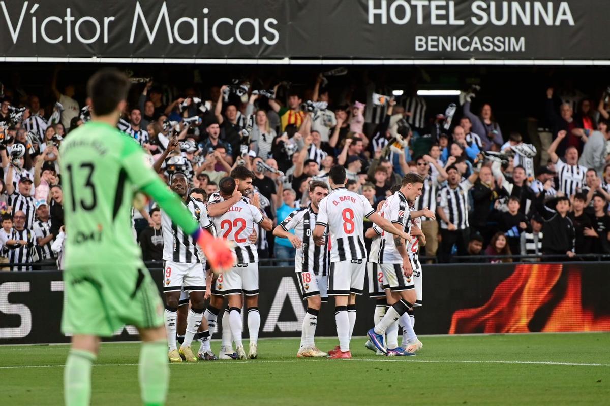 Los jugadores albinegros celebran el gol de Brignani