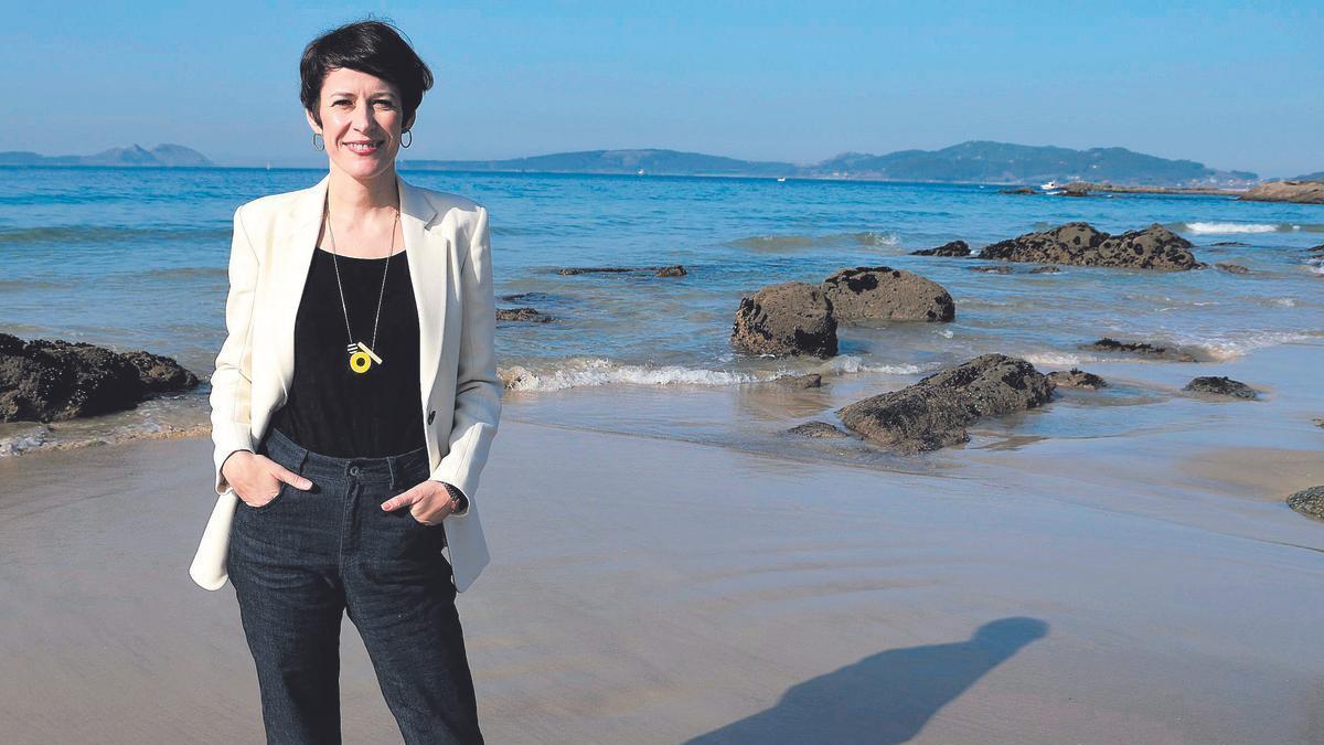 Ana Pontón, na praia de Samil en Vigo