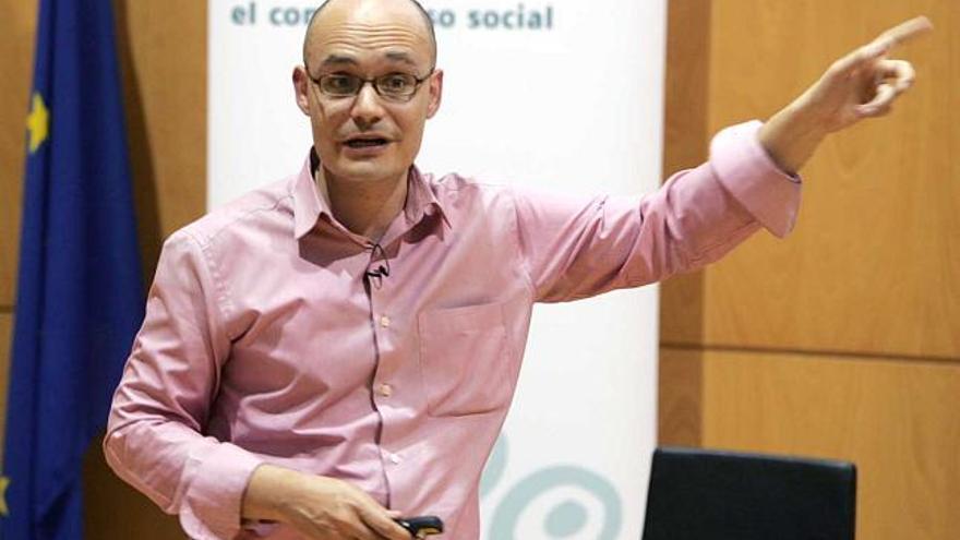 Miguel Perlado, durante su intervención ayer en el Congreso de Psicología, en el campus de Elche.