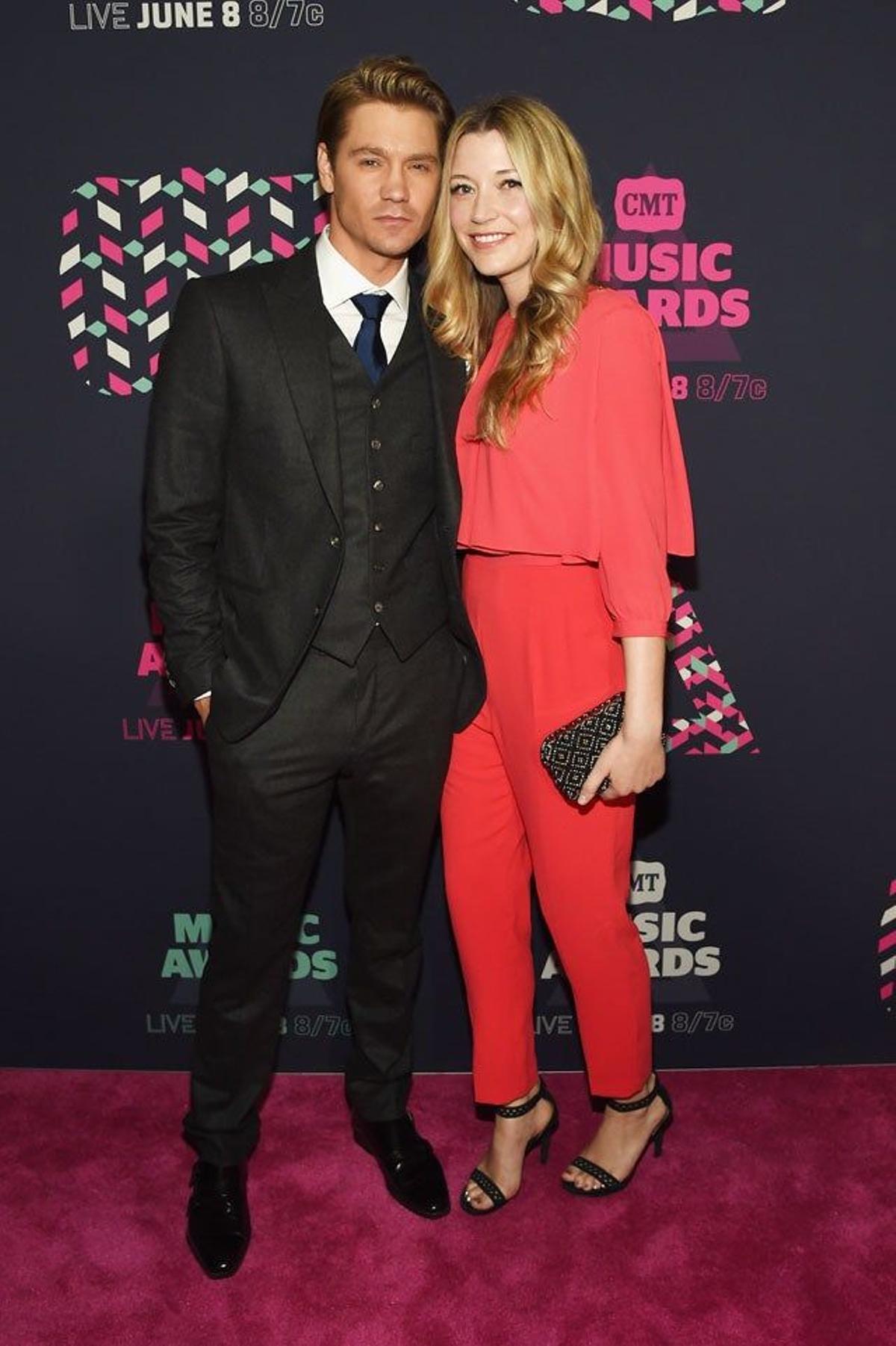 Chad Michael Murray y Sarah Roemer, en la alfombra rosa de los CMT Music Awards 2016.
