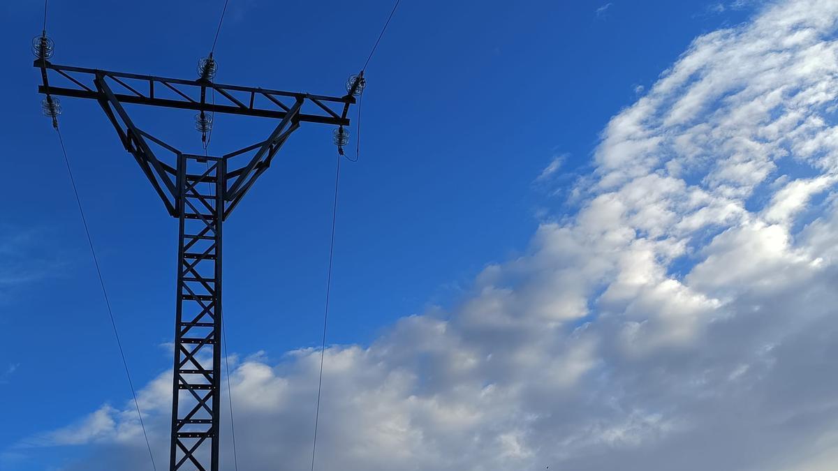 Torre de una red de distribución de electricidad.
