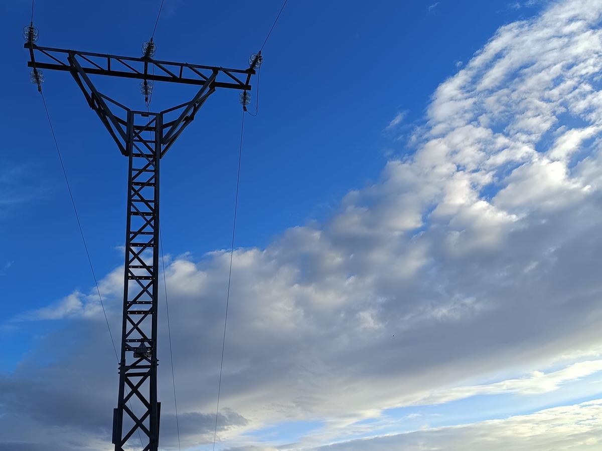 Torre de una red de distribución de electricidad.